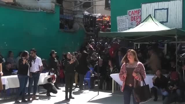 Reclusas de un centro penitenciario en Bolivia desfilan en una pasarela organizada por ellas mismas