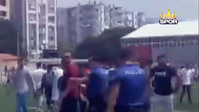 Taraftarlar, kadın futbolculara saldırdı