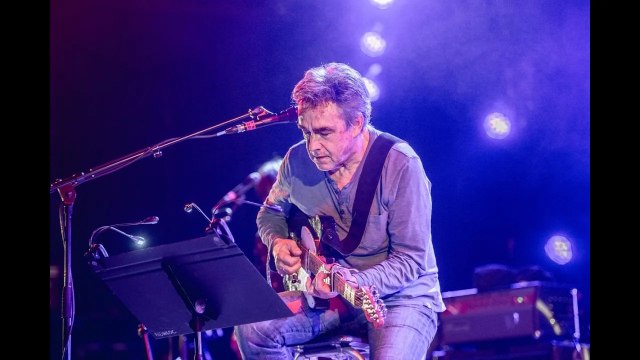 Carla Bruni, Benjamin Biolay, Christine and The Queens… les stars rendent hommage à Jean Louis Murat