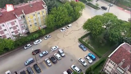 Ankara'da sağanak sonrası araçlar su birikintilerinde mahsur kaldı