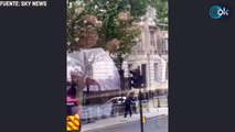 Un coche se estrella contra las puertas de acceso a Downing Street