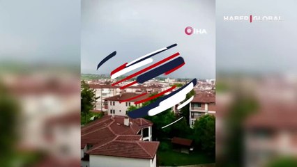 Cep telefonlarıyla kaydedildi... Sağanak öncesi çakan şimşekler görsel şölen oluşturdu