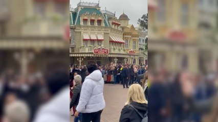 En plein Disneyland Paris, des cast members manifestent leur colère pour une hausse des salaires