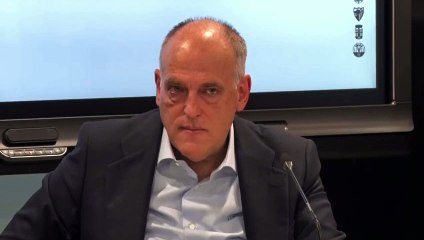 Las carcajadas de Tebas al ser preguntado si hay negros trabajando en LaLiga: "Tenemos a uno en Angola"