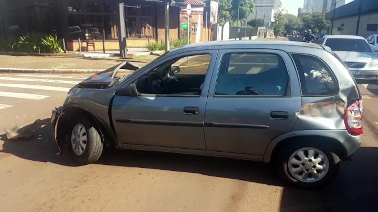 Corsa e caminhão se envolvem em acidente na Rua...
