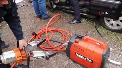 Oltu'da minibüs ile hafif ticari araç çarpıştı: 4 yaralı