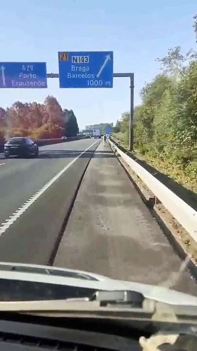 Jovem filmado a circular de trotinete eltrica na A28 em Viana do Castelo