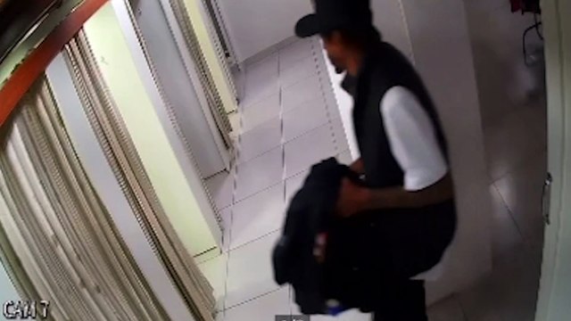 Câmera flagra momento em que homem vai ao provador para furtar roupas em loja no Centro