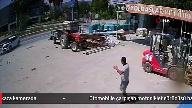 Otomobille çarpışan motosiklet sürücüsü havada takla atarak yere düştü...Feci kaza kamerada
