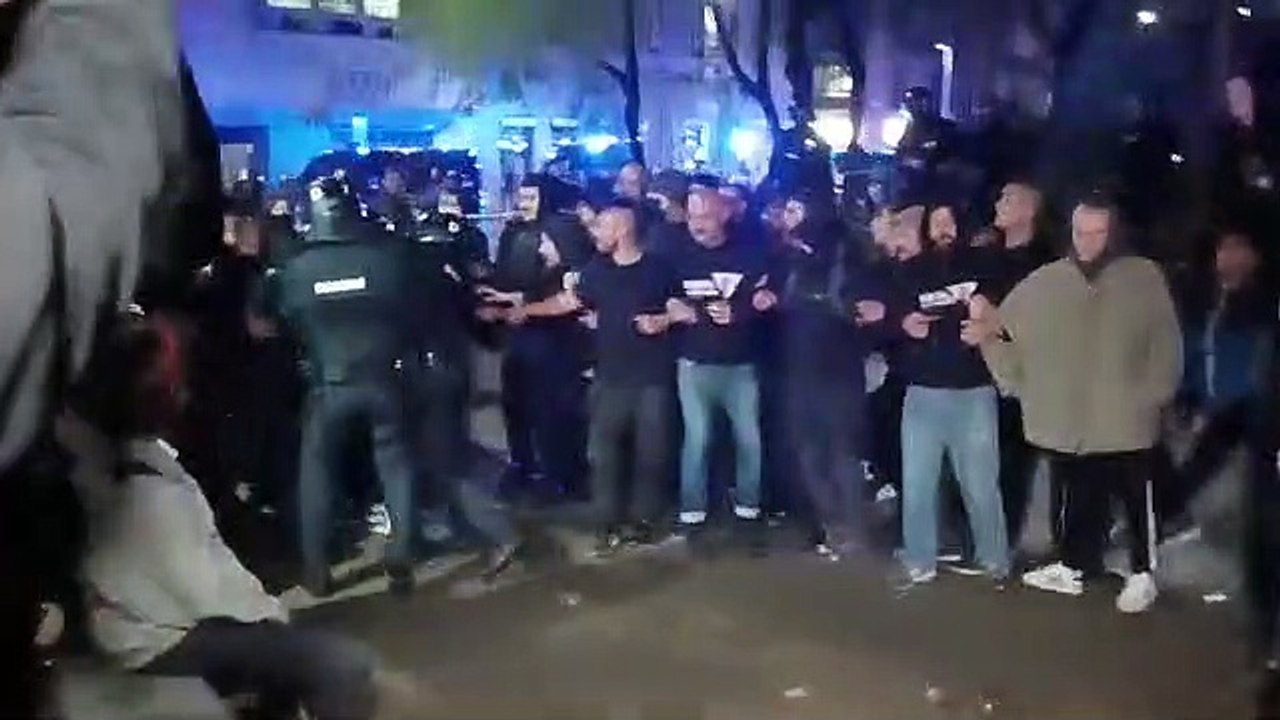 Momentos de tensión entre los manifestantes y l...