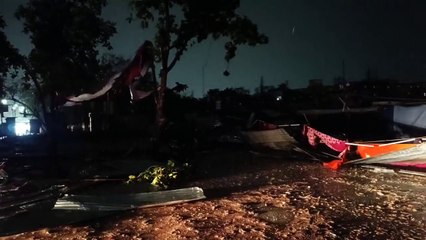 Video : पेड़ उखड़कर सड़कों पर गिरे, टिन-टप्पर उड़े, देखें वीडियो