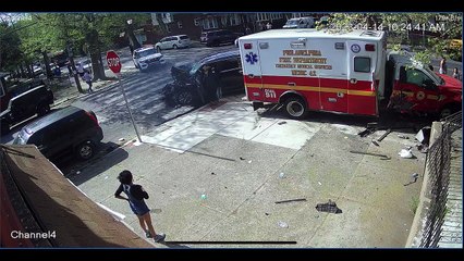 SUV Broadsides Ambulance à Philadelphie