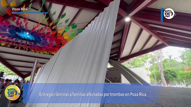 Entregan láminas a familias afectadas por trombas en Poza Rica