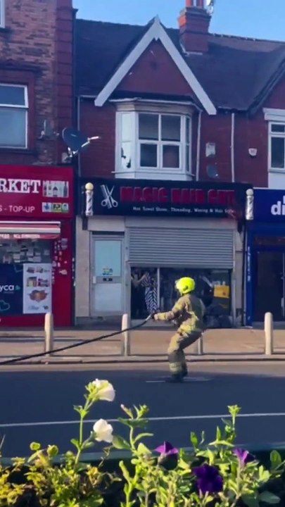 Autocarro de dois andares destruído em ataque de fogo posto. As imagens