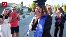 Perrito guía en EU se gradúa junto a su dueña y recibe diploma por asistir con ella a clases