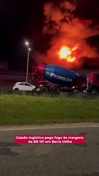 Galpão logístico pega fogo às margens da BR 101