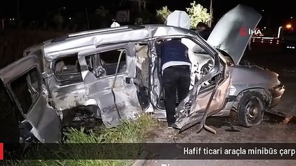 Hafif ticari araçla minibüs çarpıştı: 5 yaralı