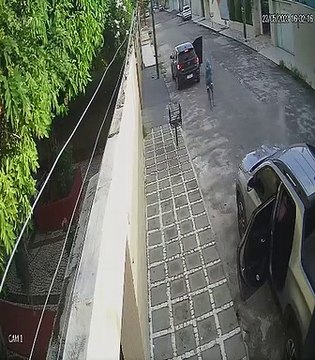 Policiais são vítimas de tentativa de roubo e trocam tiros com suspeitos