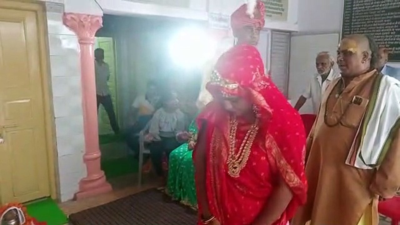 दो लाख रुपए में लाई दुल्हन शादी के सात घंटे बाद माल बटोर भागी...हुआ ऐसा!