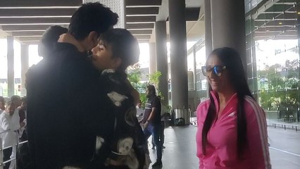 Скачать видео: Krushna Abhishek Kids Wife Kashmira Shah को Airport पर भागकर Hug करते Cute Video Viral| Boldsky