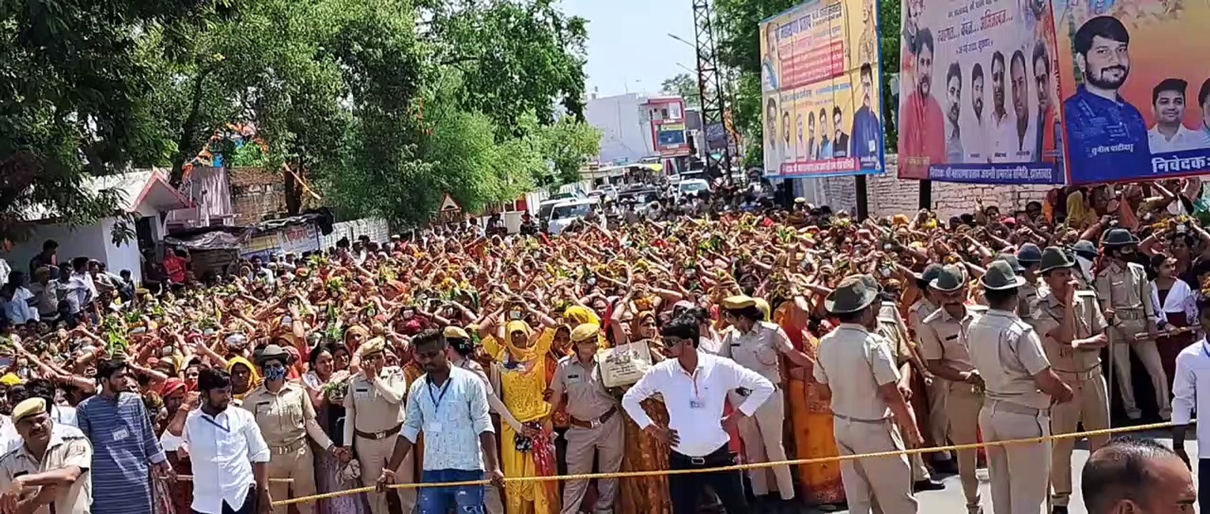 Pandit Pradeep Mishra of Sehore reached by helicopter in Jhalawar