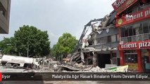 Malatya'da Ağır Hasarlı Binaların Yıkımı Devam Ediyor