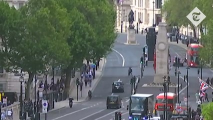 Un homme arrêté à Londres après que sa voiture a percuté les lourdes grilles de Downing Street, qui ferment la rue où se trouvent la résidence du Premier ministre et ses bureaux - Regardez
