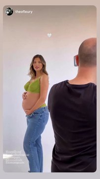 Sur Instagram, elle s'est d'ailleurs dévoilée en pleine séance photo de lingerie.Camille Cerf enceinte, pose en lingerie.