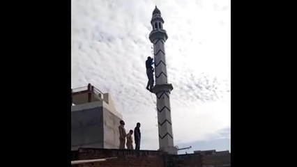 देखिए कुछ देर के लिए शोले का वीरू बन गया युवक, खाकी का छूट गया पसीना