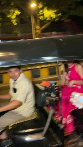 Sara Ali Khan Ditches her Car Again, Heads Back Home in an Auto-Rickshaw