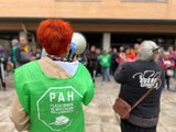 Los vecinos del Edificio Dignidad de Móstoles protestan contra el inminente desalojo que afecta a más de 40 personas