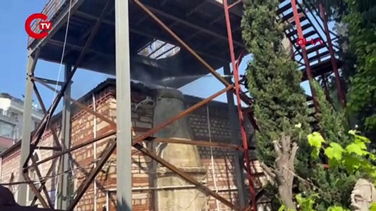 Üsküdar'da restorasyon çalışması yapılan tarihi caminin çatısında yangın çıktı