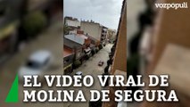 El video viral de Molina de Segura: un conductor se mete en un torrente de agua con su coche tras las fuertes lluvias