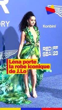 Léna porte la robe que Jlo portait aux Grammy en 2000