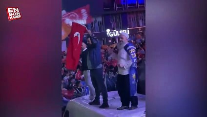 Seçim kutlamasında dans eden yaşlı amca