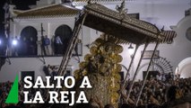 La Virgen del Rocío procesiona por Almonte (Huelva) tras el tradicional salto a la reja a las 2.55 horas