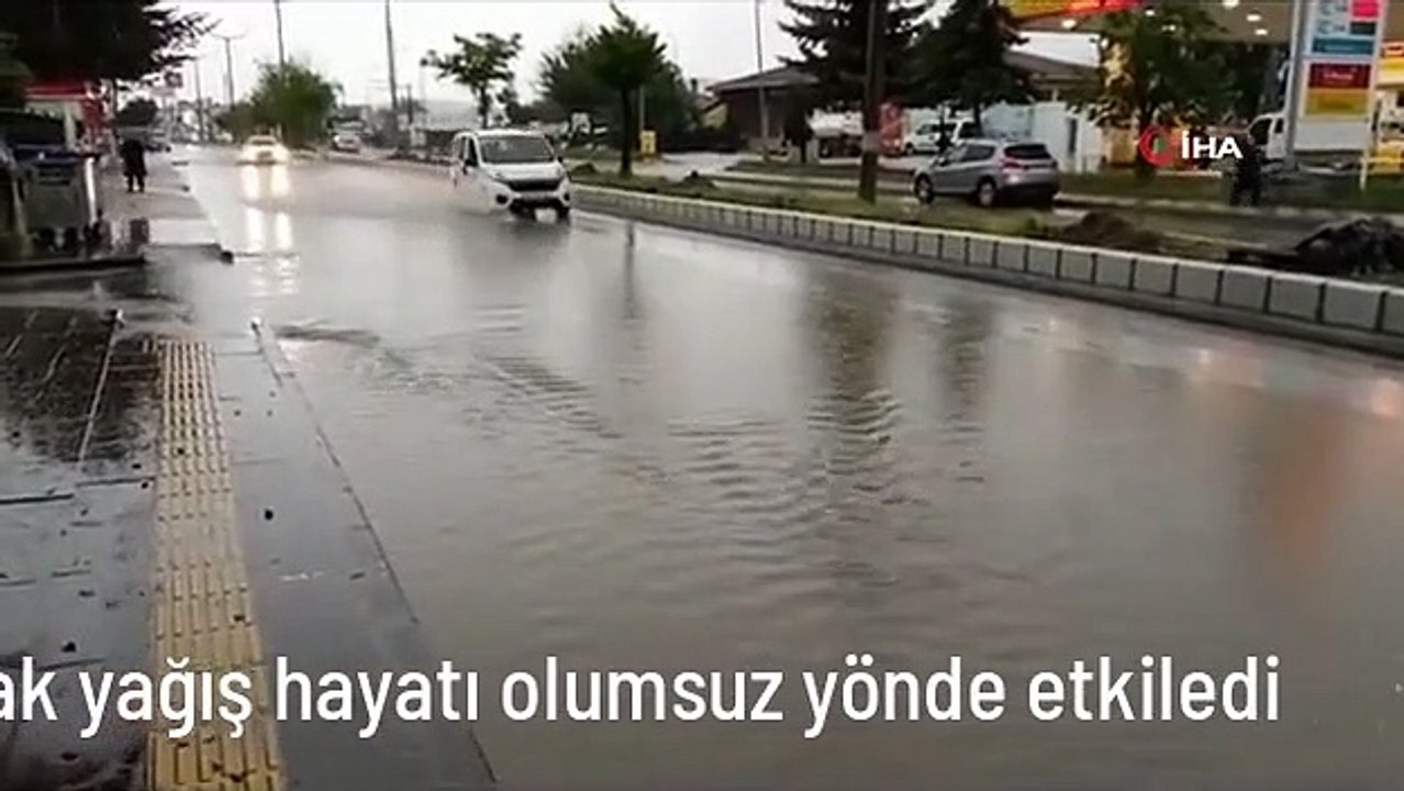 Bilecik'te aniden bastıran sağanak yağış hayatı olumsuz yönde etkiledi