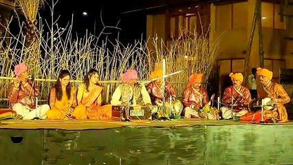 बुंदेली गायन की प्रस्तुती देते हुए