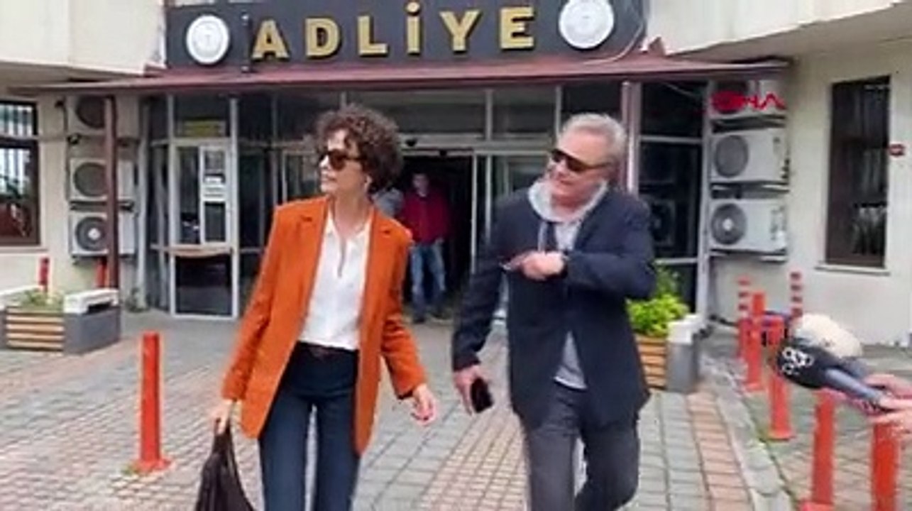 Mehmet Aslantuğ ile Arzum Onan el ele geldikleri adliyede boşandılar