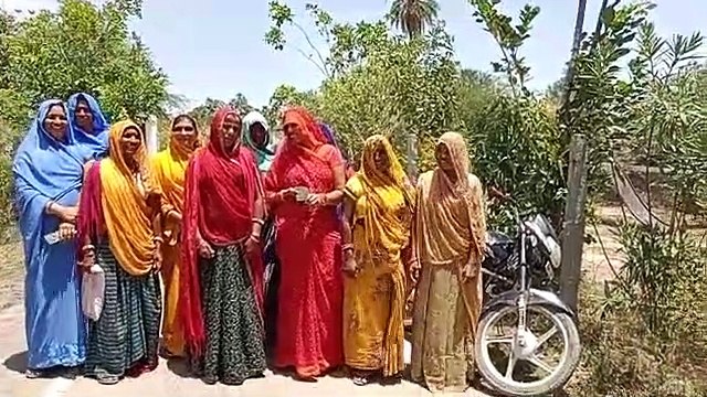 गीत गाते हुए शिविर में पहुंची महिलाएं