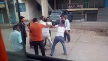 Video: बस स्‍टैंड पर चले लात-घूंसे, सरपंच और उसके साथियों ने की कंडक्‍टर से जमकर मारपीट