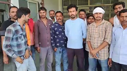 घायल को जिला अस्पताल लाए परिजन