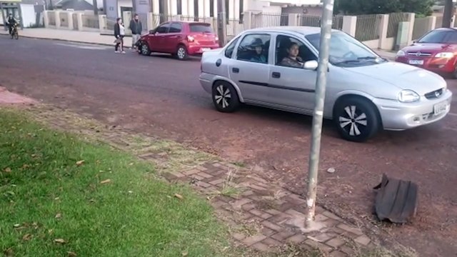 Colisão frontal entre carro e patinete deixa jovem ferida no Cascavel Velho