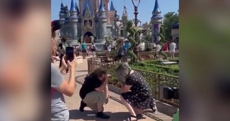 ABD'de iki sevgilinin, birbirlerine aynı anda sürpriz evlilik teklifi yaptığı an kamerada