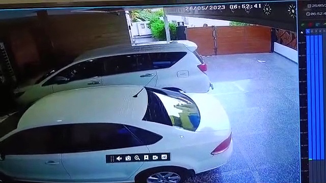 கரூரில் ஐடி ரெய்டின் போது வீட்டின் சுவர் ஏறி குதித்த அதிகாரிகள்