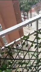 Espanha, chuvas, carrinho, bebé