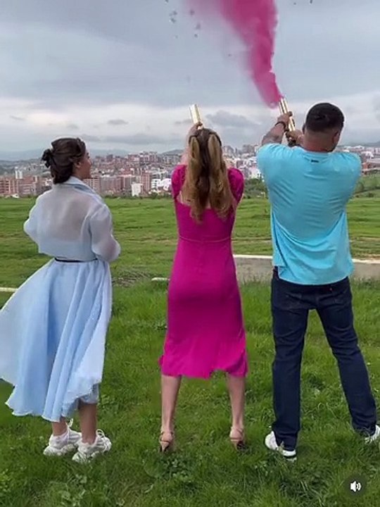 Vajzë apo djalë? Momenti i ëmbël kur Bearti dhe partnerja e tij zbulojnë gjininë e bebit që po presin