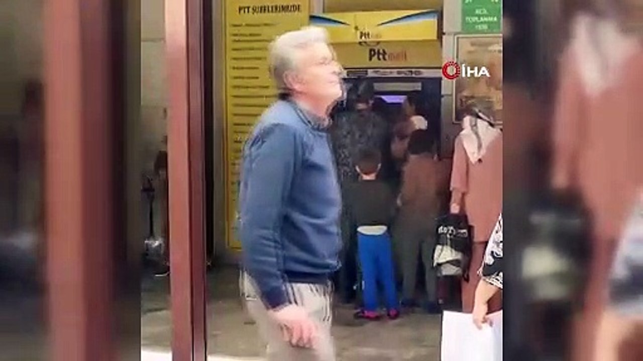 ATM'de Sıra Bekleyen Kadınlar Yumruklu Kavgaya Tutuştu