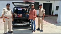 पुरानी वेन खोला दरवाजा खुला तो चौक गई पुलिस.. डीजल चोरी के उपकरण लेकर वाहन तलाश रहा था चोर