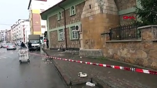 Cuma namazı sırasında camiye yıldırım düştü